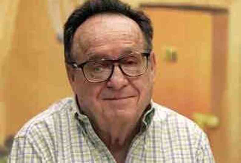 Ator mexicano Roberto Gómez Bolaños (C), que morreu em 2014, aos 85 anos, alcançou o estrelato com as séries de TV ''Chaves'' e ''Chapolin'', cujo bordão do personagem infantil, ''sem querer querendo'', dá título ao livro(foto: Luis ACOSTA/ AFP)