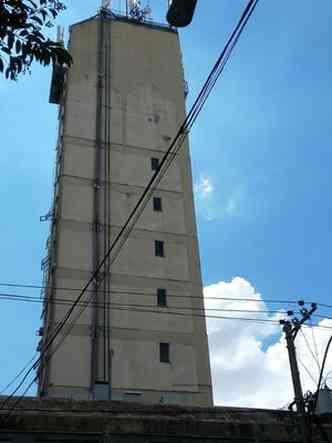 Edifício pertence ao complexo do Hospital Vera Cruz e, segundo os bombeiros, abriga clínicas conveniadas à unidade de saúde(foto: Corpo de Bombeiros/Divulgação)