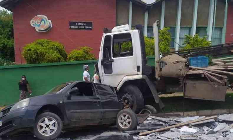 Carro atingido por caminho 