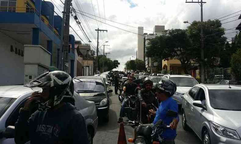 Fila de carros no Bairro Palmares ultrapassou 2 quilmetros. Motociclistas e pedestres tambm tomaram ruas para abastecer gales e motos (foto: Paulo Filgueiras/EM/D.A.Press)