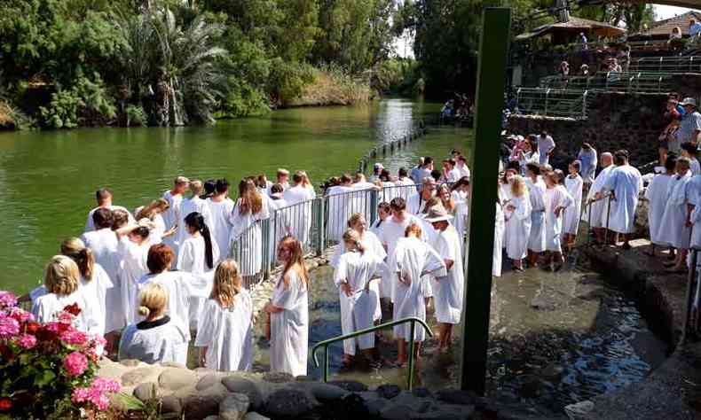 Contraste das vestes brancas com o verde da gua do Jordo, no rio onde Jesus foi batizado por Joo Batista(foto: gustavo werneck/em/d.a press)
