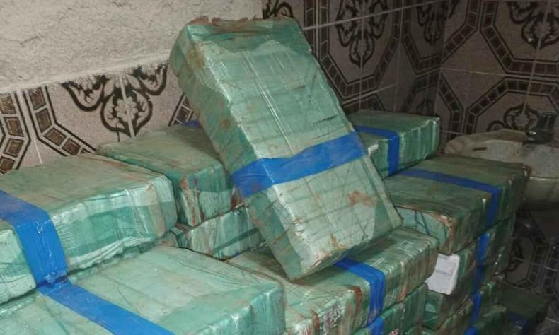 Droga foi encontrada em cômodo vazio de uma chácara(foto: Polícia Militar/Divulgação) Imagem mostra barras de maconha encontradas pela PM