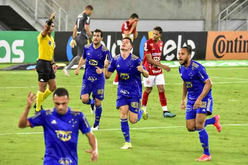 Matheus Barbosa marcou o gol celeste no 1 a 0 na Arena das Dunas: equipe no brilhou, mas teve eficincia(foto: VITORINO JUNIOR/PHOTOPRESS/ESTADO CONTEDO)