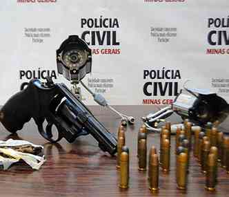 Armas, munio e drogas foram encontrados com o grupo(foto: Polcia Civil/Divulgao)