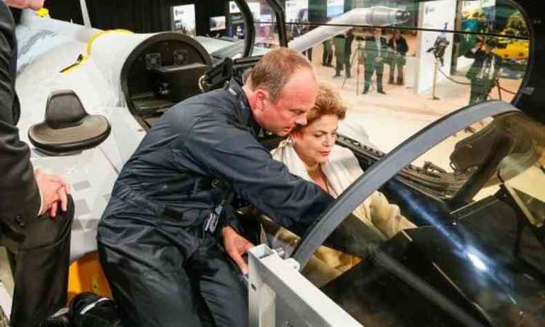 A presidente no cockpit do caa para conhecer o equipamento(foto: Roberto Stuckert Filho/PR)