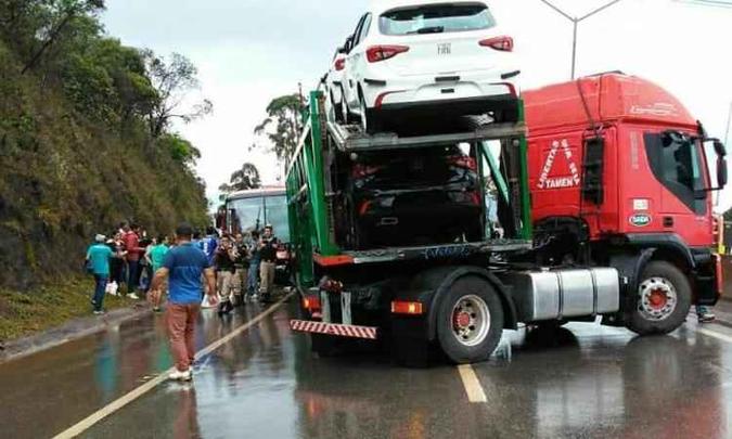 Carreta escorregou em pista molhada e foi atingida na traseira por ônibus(foto: Reprodução/Whatsapp/Corpo de Bombeiros) Carreta escorregou em pista molhada e foi atingida na traseira por ônibus(foto: Reprodução/Whatsapp/Corpo de Bombeiros)