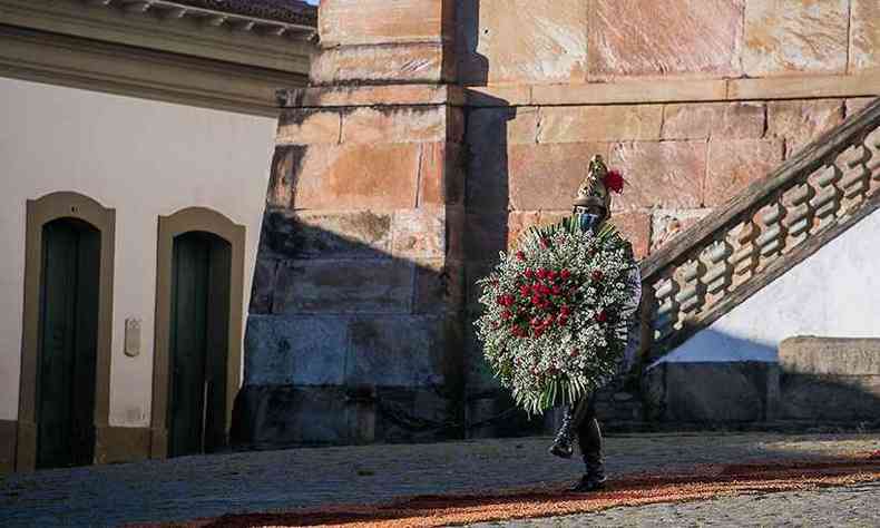 Coroa de flores conduzida por militar durante a cerimônia que lembra a Inconfidência Mineira(foto: Ane Souz/Prefeitura de Ouro Preto)