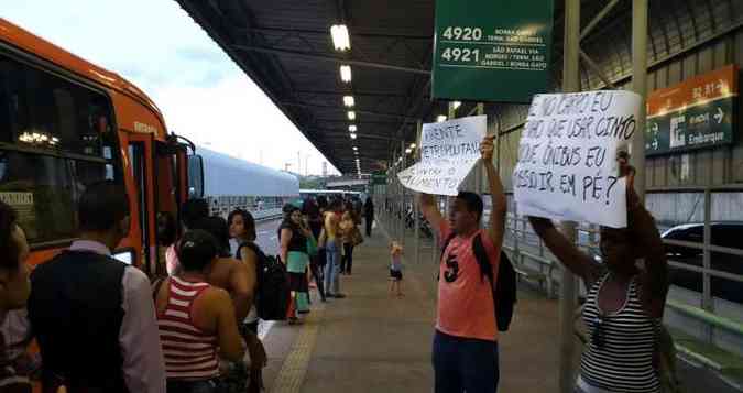 Jovens levaram cartazes com dizeres contra o aumento da passagem(foto: Marcos Vieira/EM/D.A.Press)
