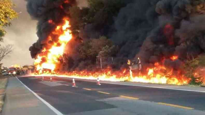 As chamas atingiram o veculo e se espalharam pela rodovia(foto: Alexandre Chicrala / Divulgao)