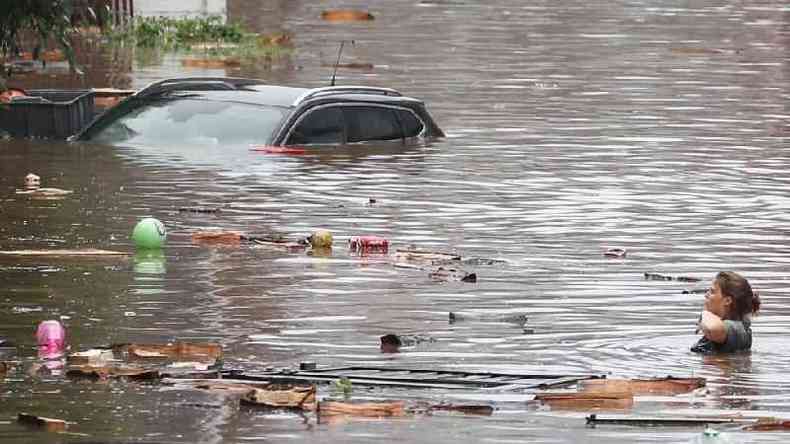 Muitas ruas ficaram submersas na cidade belga de Lige(foto: AFP)