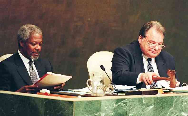 O chanceler ucraniano Hennadiy Udovenko (D) preside a Assembleia Geral da ONU com o secretrio-geral Kofi Annan em 16 de setembro de 1997