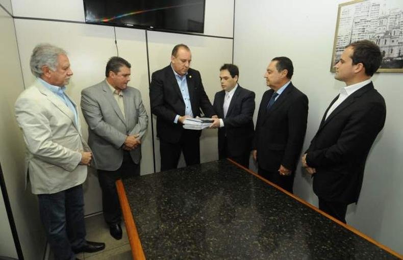 O documento foi entregue ao presidente da C�mara Municipal, vereador Wellington Magalh�es (PTN) e ainda ser� apreciado pelos vereadores(foto: Ramon Lisboa/EM/D.A/Press)