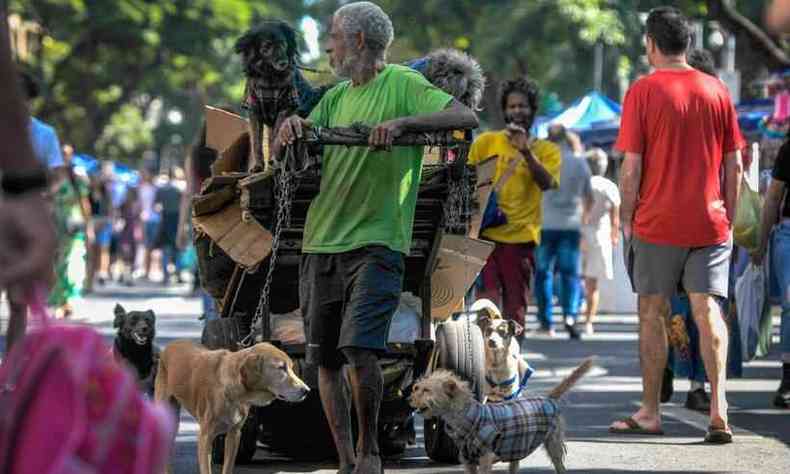  Adelmar Correia de Lima, com seu carrinho de coletar papel e sete cachorros na Feira Hippie