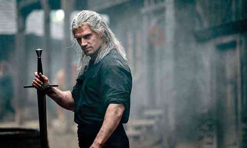 O ator britnico Henry Cavill interpreta o solitrio caador de monstros Geralt de Rivia, heri da srie