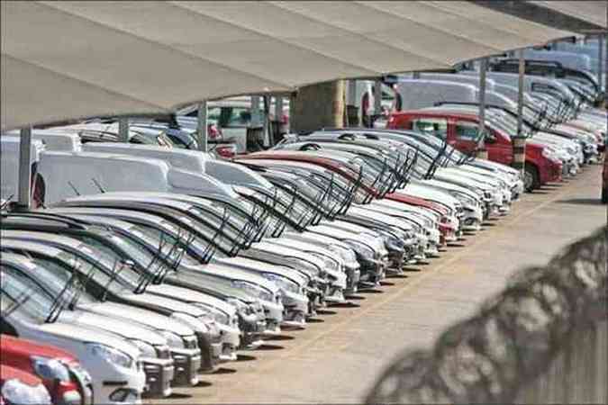 Indstria automotiva segue reduzindo o ritmo com queda nas vendas(foto: Edsio Ferreira/EM/D.A Press)