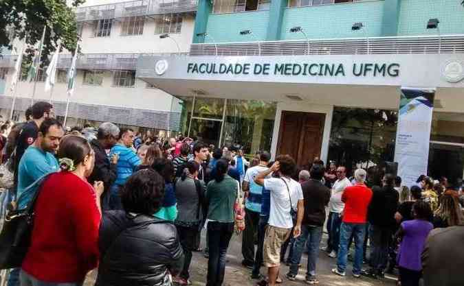 Servidores se encontraram em frente a Faculdade de Medicina da UFMG(foto: Sindifes/Divulgao)