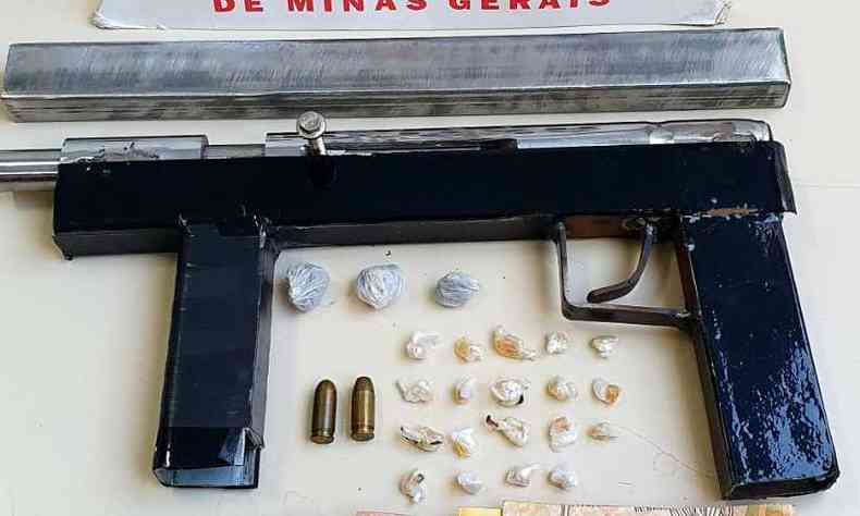 Drogas, submetralhadora e dinheiro foram encontrados com os homens(foto: Divulgao/Polcia Militar)