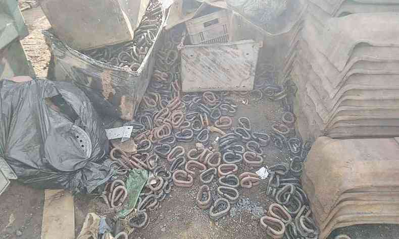 Material roubado estava escondido em container de ferro-velho em Governador Valadares(foto: PMMG/Divulgao )