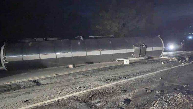 Carreta tanque tombou aps motorista andar na contramo na BR-459