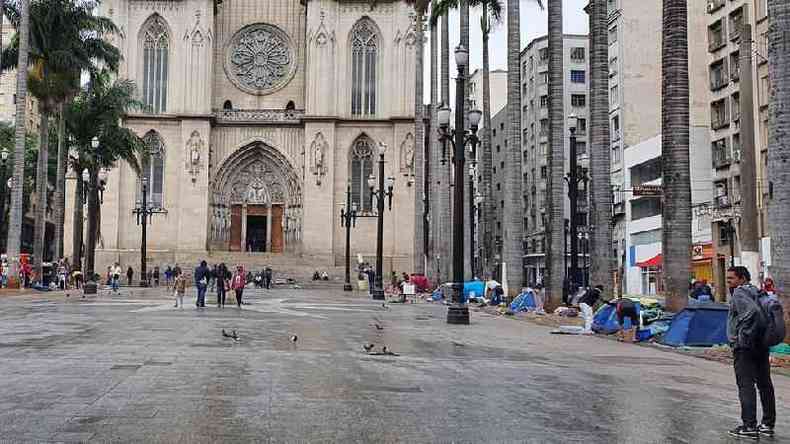 Moradores de rua que dormem na praa da S podero se abrigar em igrejas e at mesmo dentro de estao do metr nos prximos dias(foto: BBC News Brasil)