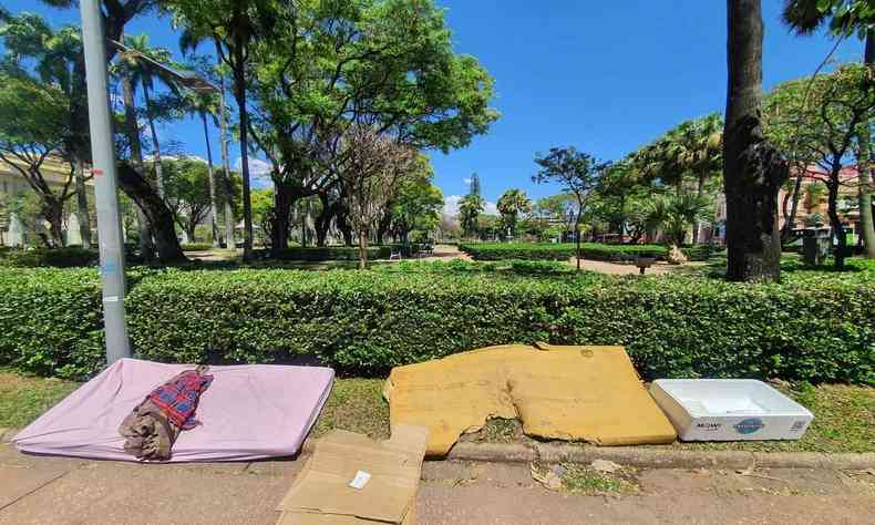 Moradores de rua na Praa da Liberdade dormindo em colches estendidos nos jardins