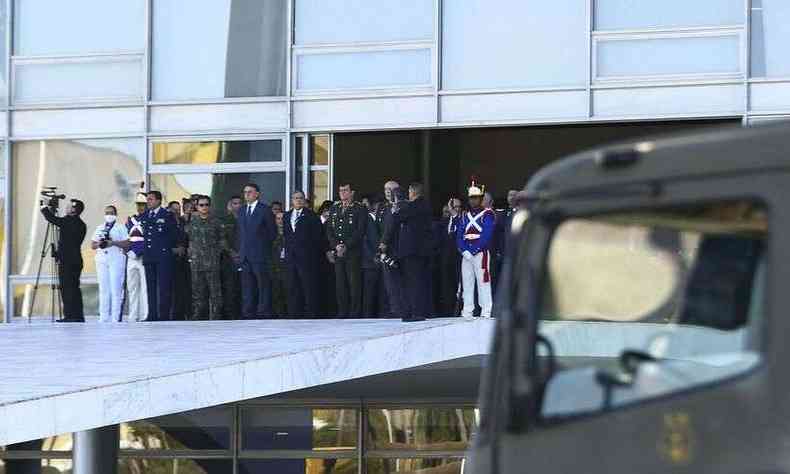 Bolsonaro assiste, da rampa do Planalto, ao desfile militar(foto: Marcelo Camargo/Agncia Brasil)