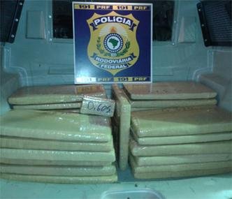 Parte dos tabletes de maconha estavam no porta-malas do carro (foto: Polícia Rodoviária Federal/Divulgação) Parte dos tabletes de maconha estavam no porta-malas do carro (foto: Polícia Rodoviária Federal/Divulgação)