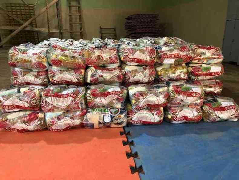 Mil cestas básicas foram doadas a comunidades carentes(foto: Foto: Divulgação Grupo Invepar)