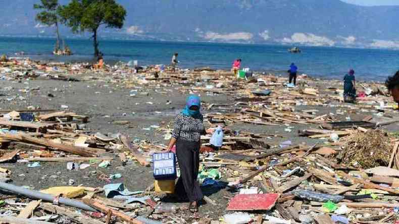 Destruio aps terremoto e tsunami em Sumatra, na Indonsia
