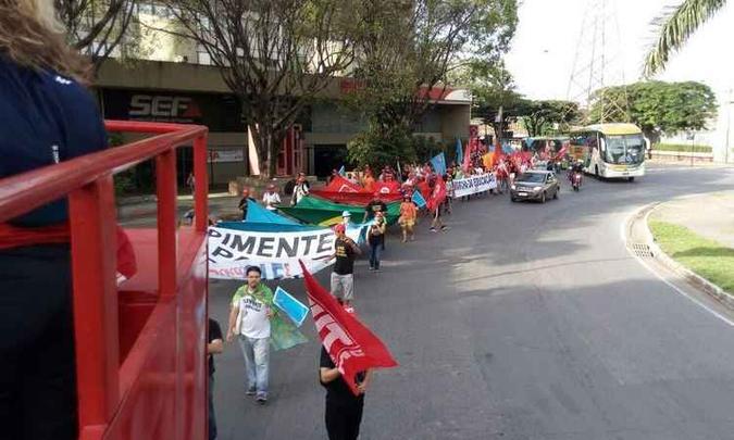 Grupo passou pela Praça da Cemig e agora segue pela Avenida Amazonas em direção à Praça da Liberdade(foto: Gil de Carvalho/SindUTE/MG) Grupo passou pela Praça da Cemig e agora segue pela Avenida Amazonas em direção à Praça da Liberdade(foto: Gil de Carvalho/SindUTE/MG)