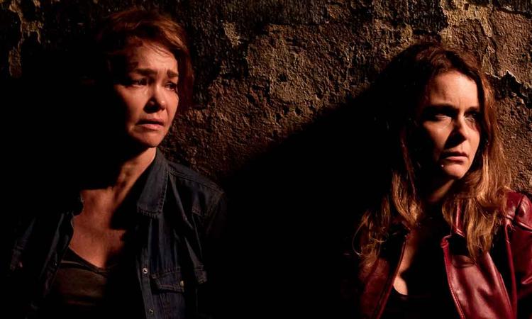 Julia Lemmertz e Claudia Abreu em cena de Tempos de barbarie - Ato 1 - Terapia da vinganca, de Marcos Bernstein