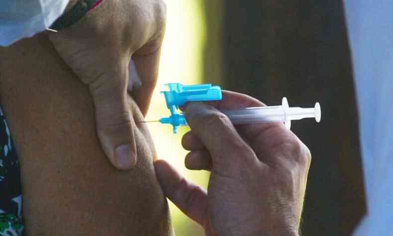 Brasileiros em situao irregular em Portugal, por causa da COVID-19, tambm sero vacinados (foto: Nelson Almeida/AFP)