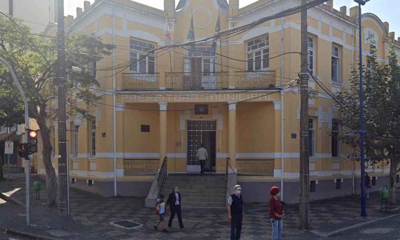 Desligamento foi confirmado à reportagem pela Secretaria de Promoção Social da prefeitura da cidade(foto: Google Street View/Reprodução) Fachada amarela com detalhes brancos, da Prefeitura de Poços de Caldas