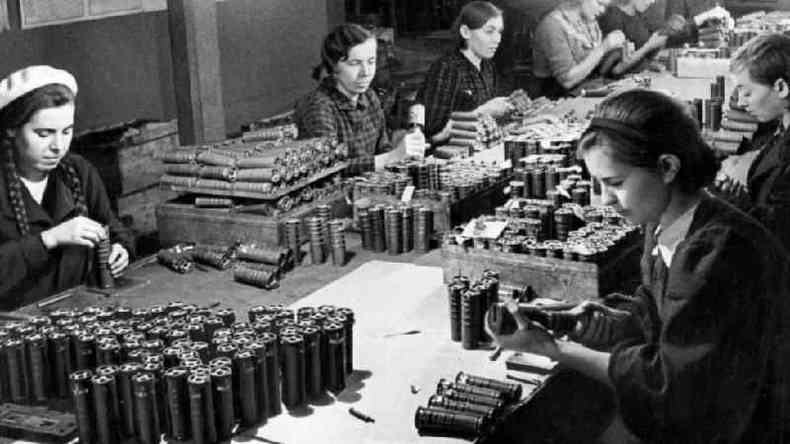 Defesa contra a invaso alem mobilizou toda a sociedade. Na imagem, algumas mulheres trabalham em uma fbrica de projteis para o Exrcito(foto: Getty)