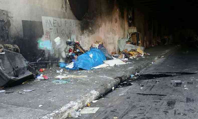 Destroos prximos das barracas de moradores de rua indicam ponto onde ocorreu o acidente(foto: Edsio Ferreira/EM/D.A PRESS)