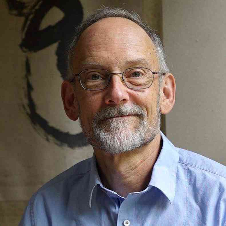 O pesquisador Harold McGee, um homem de meia idade, barba branca, branco, de culos