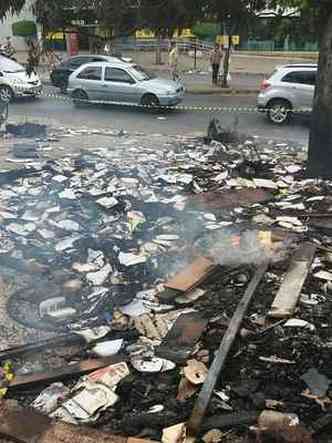 Em meio aos escombros, estavam diversos livros que foram queimados durante o incêndio (foto: Heitor Peixoto/ Divulgação )