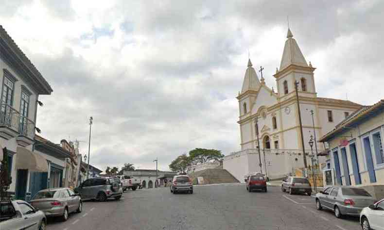 Motorista aceitou corrida perto da Igreja Matriz de Santa Luzia, na noite de segunda feira (17/5). Pouco tempo depois, foi assaltado(foto: Reproduo da internet/Google Maps)