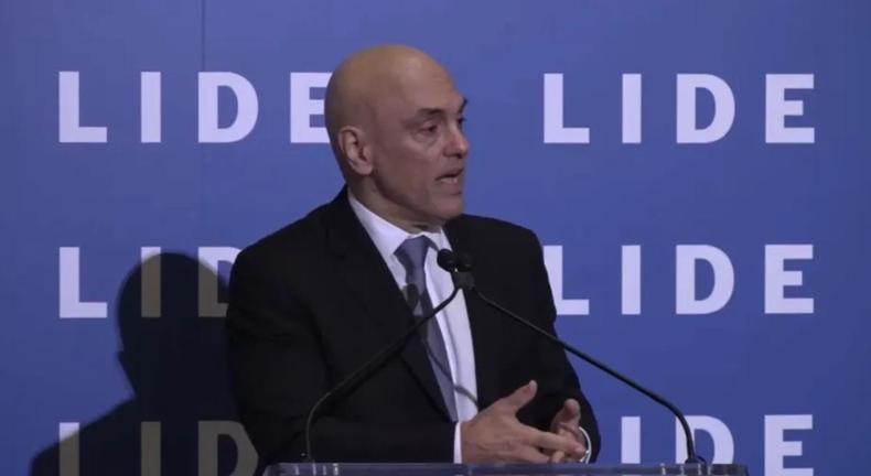 Alexandre de Moraes de terno preto, discursando atrs de um microfone