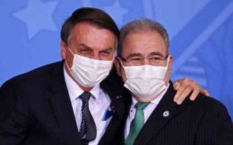 Bolsonaro e Queiroga se abraçam