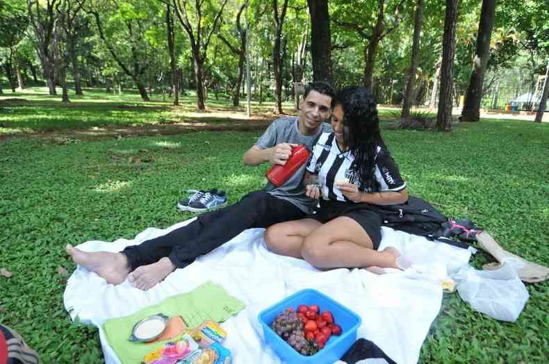 Foto Gladyston Rodrigues - Primeiro domingo após a reabertura do Parque Municipal. Na foto Claudeir Dias e Deisiane Almeida casal de namorados.