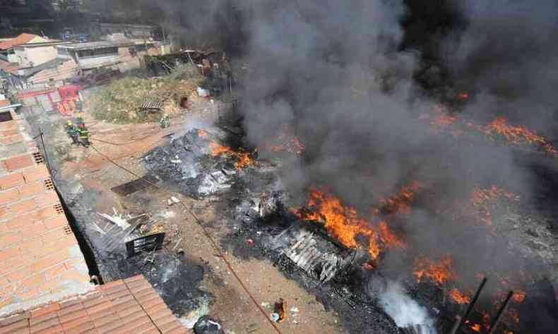 Incndio atingiu dois terrenos de ferro-velho na cidade de Contagem(foto: Gladyston Rodrigues/EM/D.A. Press)