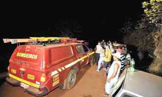 Enquanto equipes dos bombeiros faziam resgate de moradores(foto: Juarez Rodrigues/EM/DA Press)