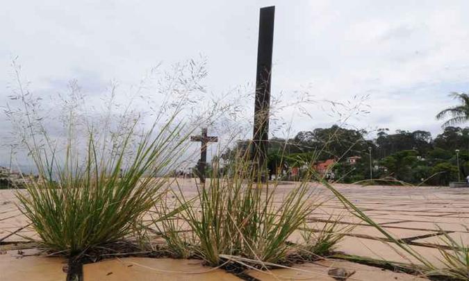 Mato alto tomou praças como a do Papa, frequentada por turistas para apreciar vista panorâmica da cidade, e a da Estação, no Centro da capital (foto: Beto Novaes/EM/DA Press) Mato alto tomou praças como a do Papa, frequentada por turistas para apreciar vista panorâmica da cidade, e a da Estação, no Centro da capital (foto: Beto Novaes/EM/DA Press)