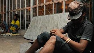 Morador de rua em frente � Biblioteca Luiz De Bessa: prefeitura promete novo censo(foto: T�lio Santos/EM/D.A Press)