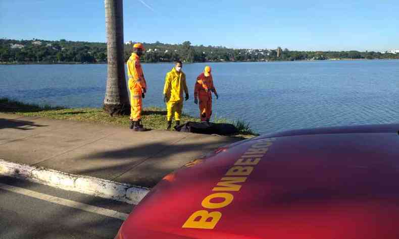 Bombeiros retiram corpo de lagoa, em Lagoa Santa(foto: CBMMG/Divulgao)