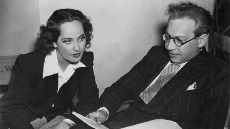 Merle Oberon com seu primeiro marido, o produtor de cinema Alexander Korda, lendo um roteiro juntos, por volta de 1939-1945.
