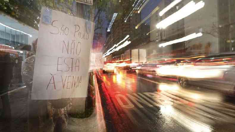 Manifestante em ato contra a reviso do Plano Diretor em So Paulo