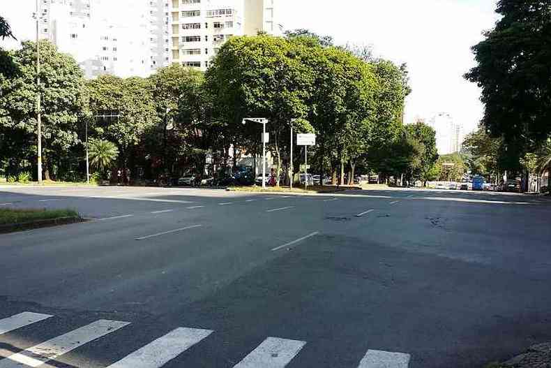 Avenida Afonso Pena com movimentao tranquila no trnsito (foto: Edsio Ferreira/EM/D.A Press)