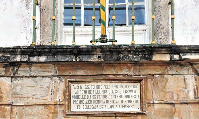 Foto mostra a placa no antigo Palcio dos Governadores, hoje prdio da Escola de Minas